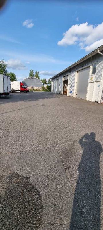 Vuokrataan sisään ajettava 100m² kokoinen hallitila Hyvinkään Hakakalliosta. Hallin varustuksiin kuuluu 3.90x4 metrin kokoinen nosto-ovi, erotuskaivo, voimavirtapistoke, keittiö, wc, vesipiste, koneellinen ilmanvaihto ilmalämpöpumppu ja lattialämmitys. Kiinteistössä tallentava kamera valvonta...