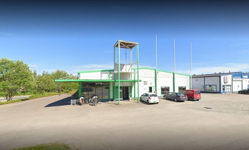 Vuokrataan moniin tarpeisiin sopiva tila; liiketila, tuotantotila, varastotila ... Kokonaisneliöt ovat 928m2 joka voidaan tarvittaessa myös jakaa pienempiin tiloihin. Soita ja kysy lisää.