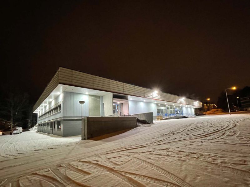 Kokonainen 2060 m² liikekiinteistö vuokrattavissa Lahden Niemestä.