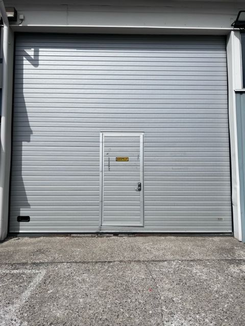 Halli/varastotilaa loistavalta sijainnilta Tampereen Hervannan teollisuusalueelta.Lämpö sisältyy vuokraan. Kohteessa Nosto-ovi sähkökäytöllä,lattiakaivo,WC,Suihku,Toimisto/keittiö.Vuokra € 1950 + alv.( Lämmin vuokra 7,5€ / m2.)Vuokrattavissa 260m2 tai 360m2.