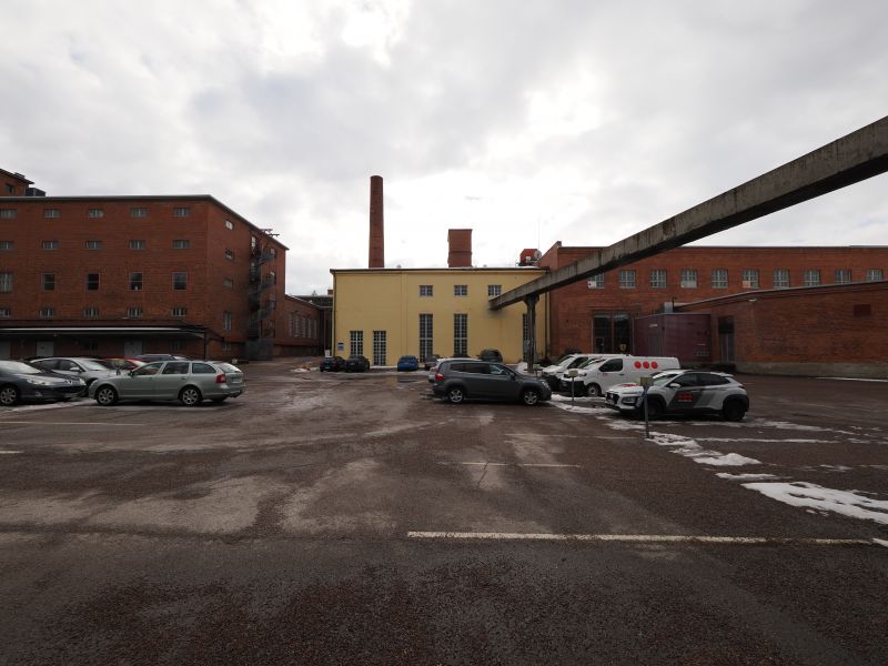 Valoisa ja avara n. 400 m2 liikuntatila monien mahdollisuuksien talossa Saviolla. Pohja www.jonne.fi
