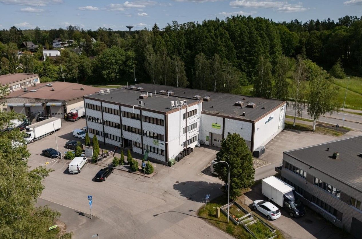 Valoisa remontoitu 140m2 kombi-toimistotila ylimmässä kerroksessa omalla wc:llä ja keittiöllä. 2 autopaikkaa sisältyy vu...