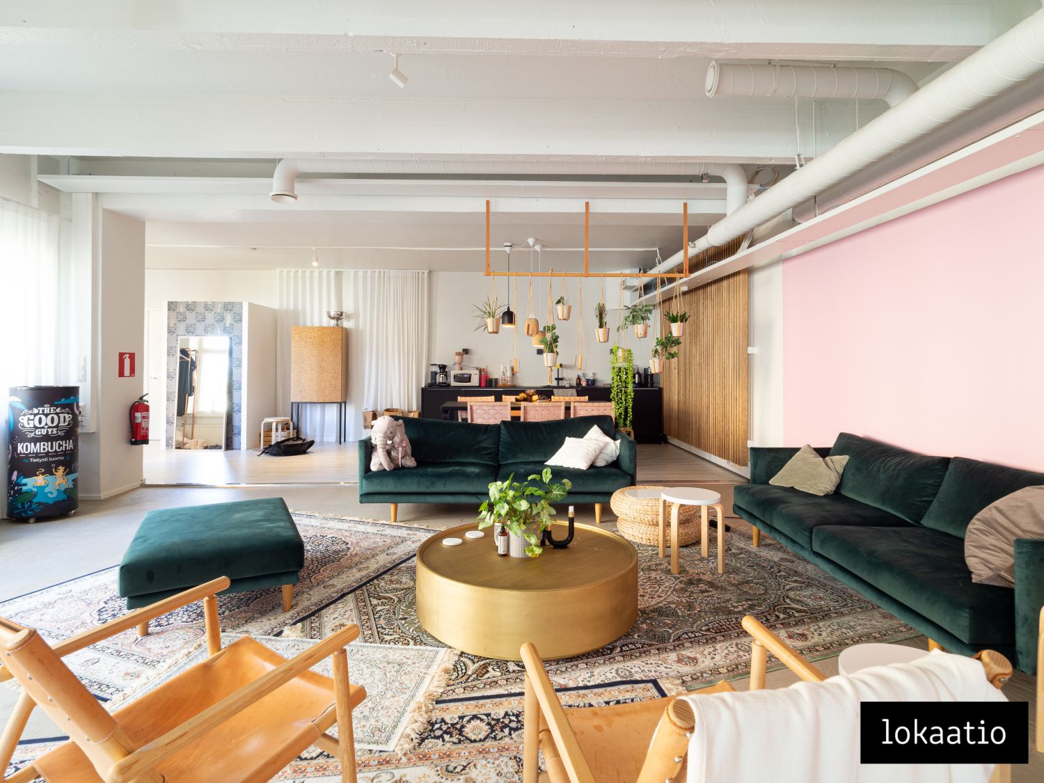 Vuokrataan toimistotilaa keskeiseltä paikalta Punavuoresta. Vuokrattavat tilakoot ovat 194m2 ja 190m2. Tilat toimivat my...