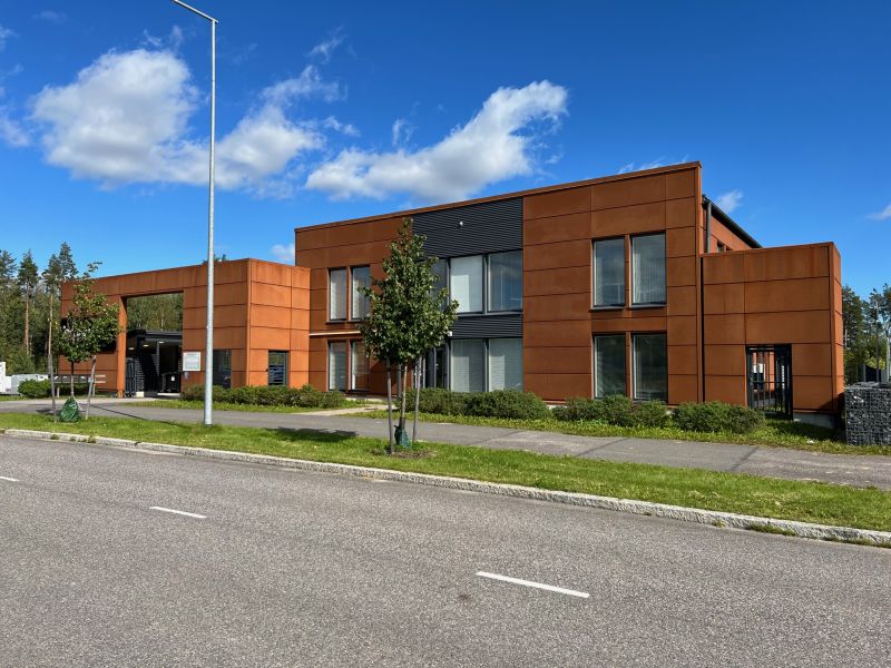 Hienoa varasto sekä toimistotilaa! 

8m korkea halli. Hyllyt valmiina!
Toimisto 25m2 KALUSTETTU sekä muunneltavissa olev...