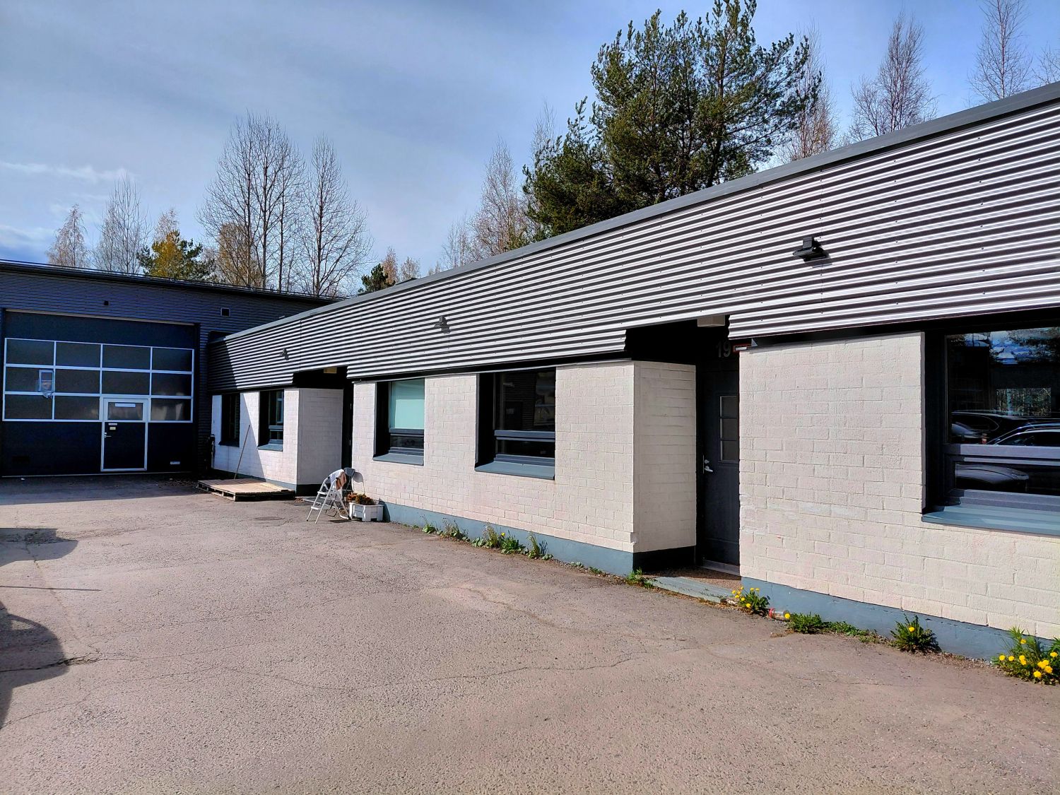 Vehmaisista Lastikankadulta vuokrataan tai myydään siisti katutason toimistotila, 3h+k.
Tässä toimistotilassa on kaksi e...
