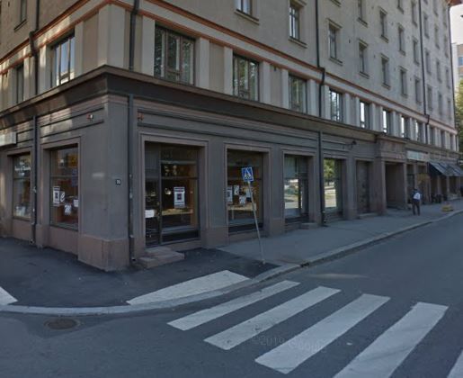 Myydään hyvällä sijainnilla Tampereen Hämeenpuiston ja Kauppakadun kulmassa oleva liiketila.  Katutason tila n.56 m2 sekä alakerta n. 51 m2, jossa myös minikeittiö, wc ja suihku. Mahdollisuus myös autopaikan ostamiseen. Tila on vuokrattu.Tiedustelut: p. 045 261 6555/Mika. Lisää kohteita osoitteess...