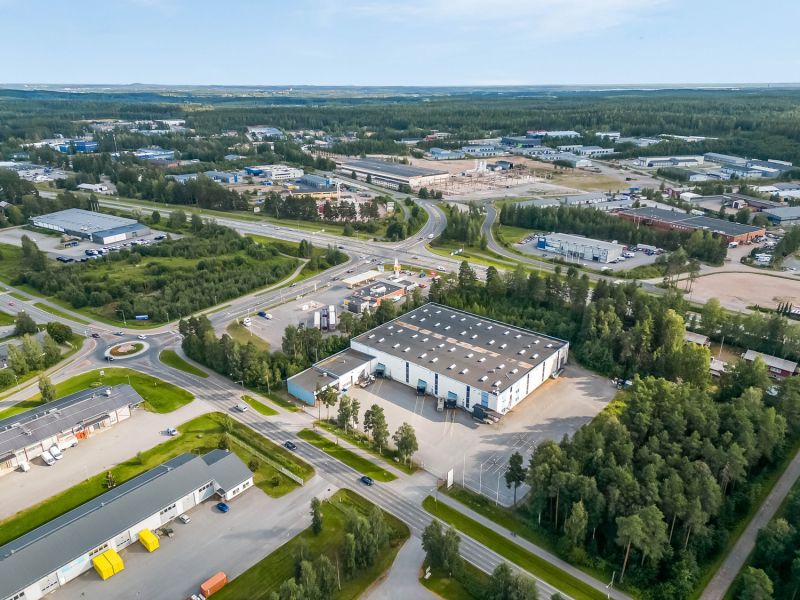 Vuokrattavana korkeaa hallitilaa toimisto-osuudella Ylöjärven Elovainion alueelta.