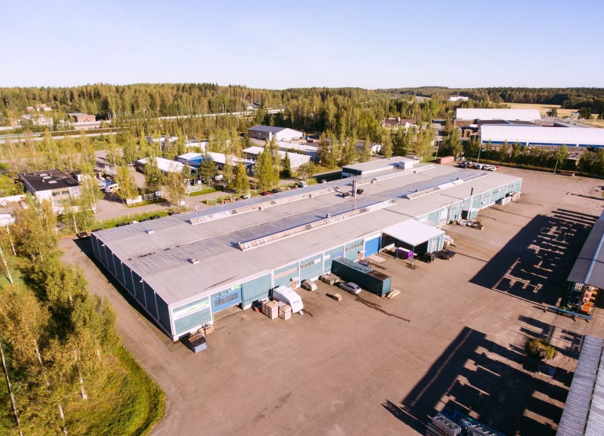 Neljä toimistohuonetta, aulatila, keittiö ja wc:t rakennuksen toisessa kerroksessa. Koneellinen ilmanvaihto.Matkaajan Hallina tunnettu kiinteistö on valmistunut 1980-luvulla Järvenpäähän. Se sijaitsee sujuvasti Lahdenväylän ja Vanhan Lahdentien välissä. Kokonaispinta-alaltaan 5000 m2:n kokoisessa ...