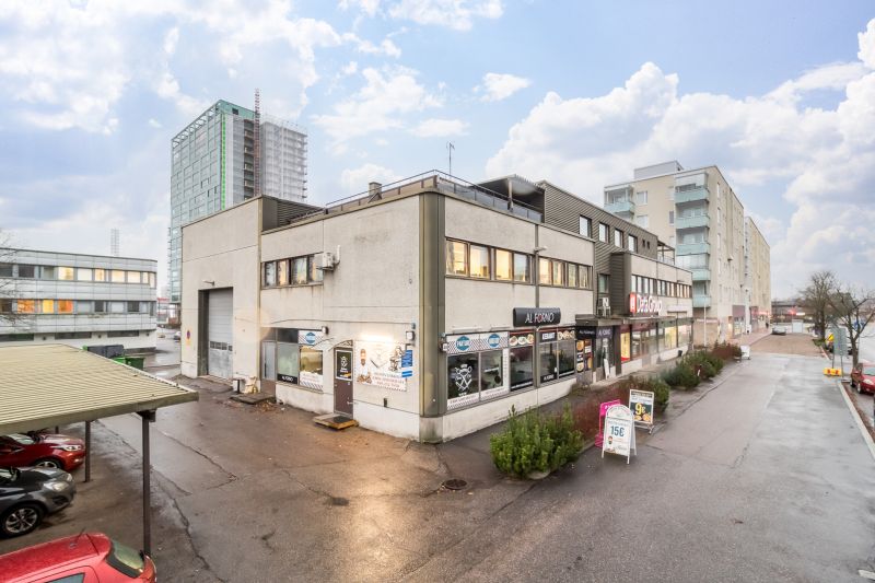 Aivan Tikkurilan keskustaan sijoittuvasta toimitilarakennuksesta on nyt tarjolla toimitiloja yrityksille ja yksityishenkilöille 129 m². Tilat soveltuvat erinomaisesti esimerkiksi toimistokäyttöön. Ylimmän kerroksen toimistotilasta löytyy oma terassi sekä kattoikkunoita. Parkkipaikat löytyvät pihasta...