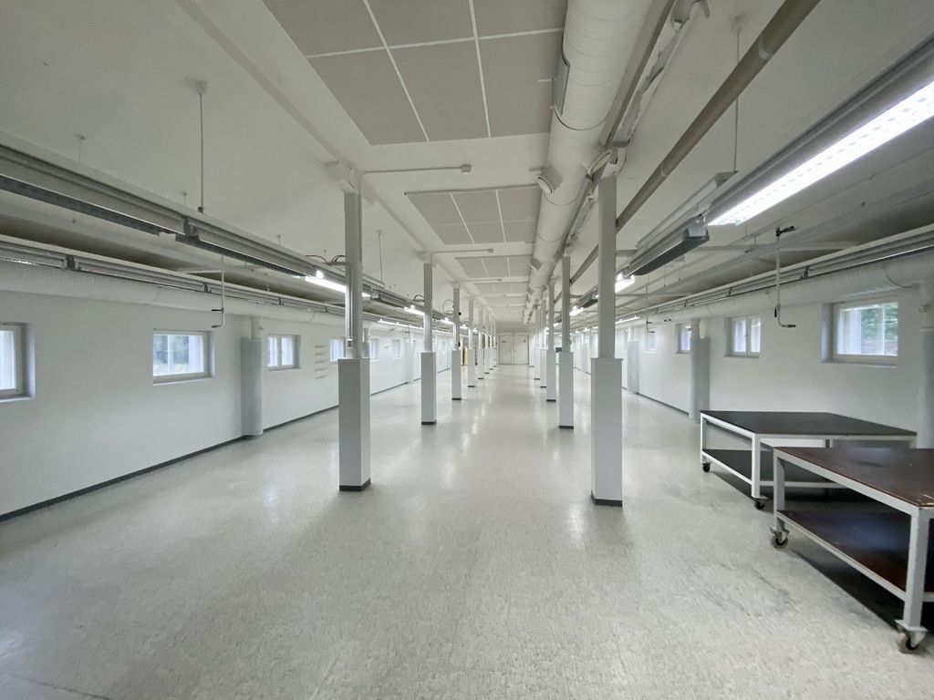 Toimisto- ja tuotantotilaa Kajaskiventiellä Hämeenlinnassa.Tämä 655m2 toimisto-/tuotantotila sijaitsee kiinteistön 1-2. kerroksessa. Tilaan kuuluu n.400m2 tuotantotilaa, tilavia toimistohuoneita sekä omat keittiö- ja wc-tilat, ylä- ja alakerrassa.Kajaskiventieltä löytyy vesikiertoinen lattialämm...