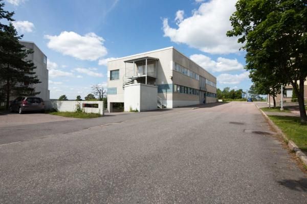 Toimistotalo, joka on tällä hetkellä poikkeusluvalla majoituskäytössä. Rakennuksessa on kolme kerrosta, kellari 110m2,1.krs 395m2, ja 2.krs 397m2. Kiinteistön pihalla on 12 kpl. autopaikkoja. 1. ja 2. krs. nyt huoneisiin jaettua tilaa yhteiskäyttöisine wc, ja suihkutiloineen, sekä keittiöineen....