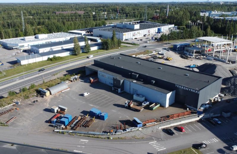 Moneen käyttöön sopiva sisäänajettava tehdashalli. Vapaa korkeus on 8 metriä. Tilassa on yksi nosto-ovi. Kantavuus on 1,...
