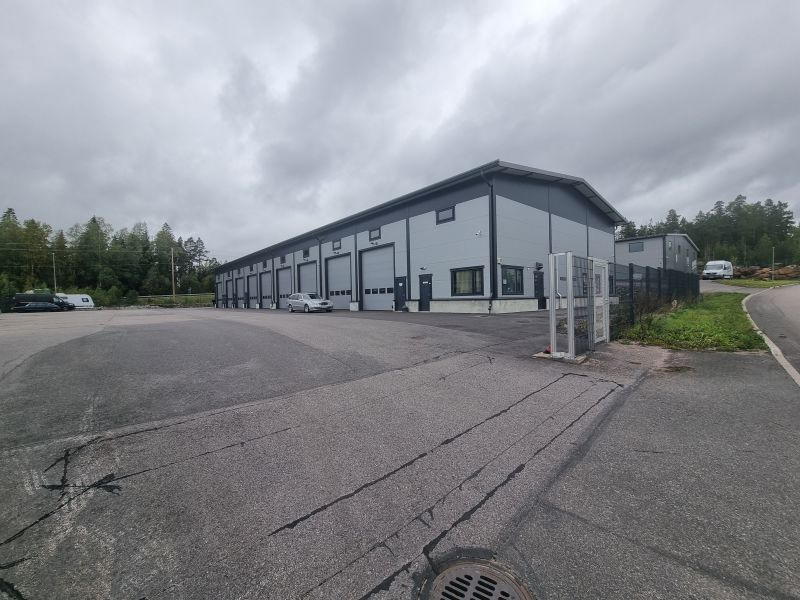 Ilvesvuoressa 1032 krs-m2 hallikiinteistö, jossa 991 m2 m2 varasto-/tuotantotilaa ja toimisto-sosiaalitilaa sekä lisäksi 90 m2 parvi. Katso pohjakuva: www.jonne.fi