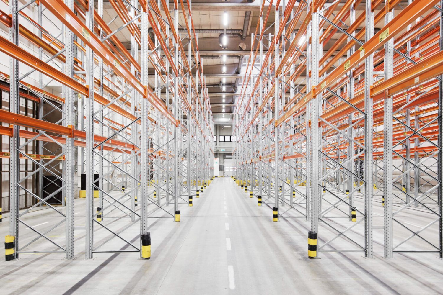 Vapaana siistiä korkeaa (n. 10m) varastotilaa logistisesti loistavalla sijainnilla joustavasti eri koossa, alkaen 615,5 m2. Jokaisen hallin etuosassa on kaksi lastaustaskua, ja takana yksi maantason nosto-ovi. Tilojen lattiakantavuus on lastausalueella 2000 kg/m2 ja korkealla varastoalueella 4000 kg...