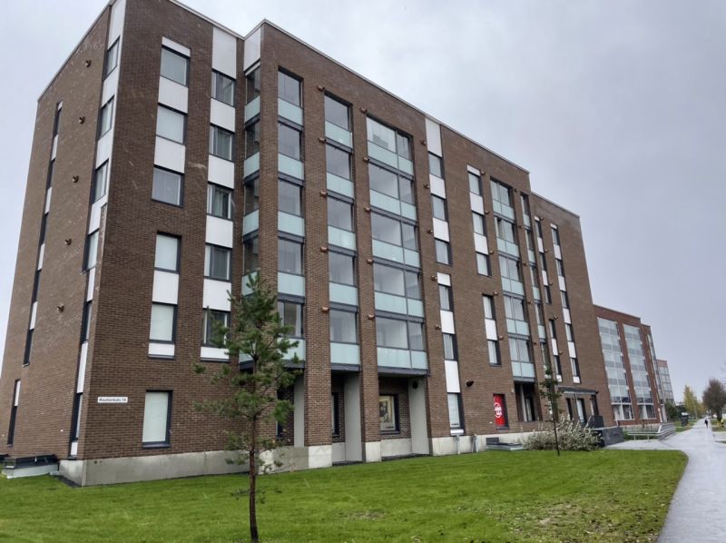 Lähes uutta toimisto-/liiketilaa erittäin näkyvällä paikalla Oulussa.Myytävänä ja vuokrattavana.