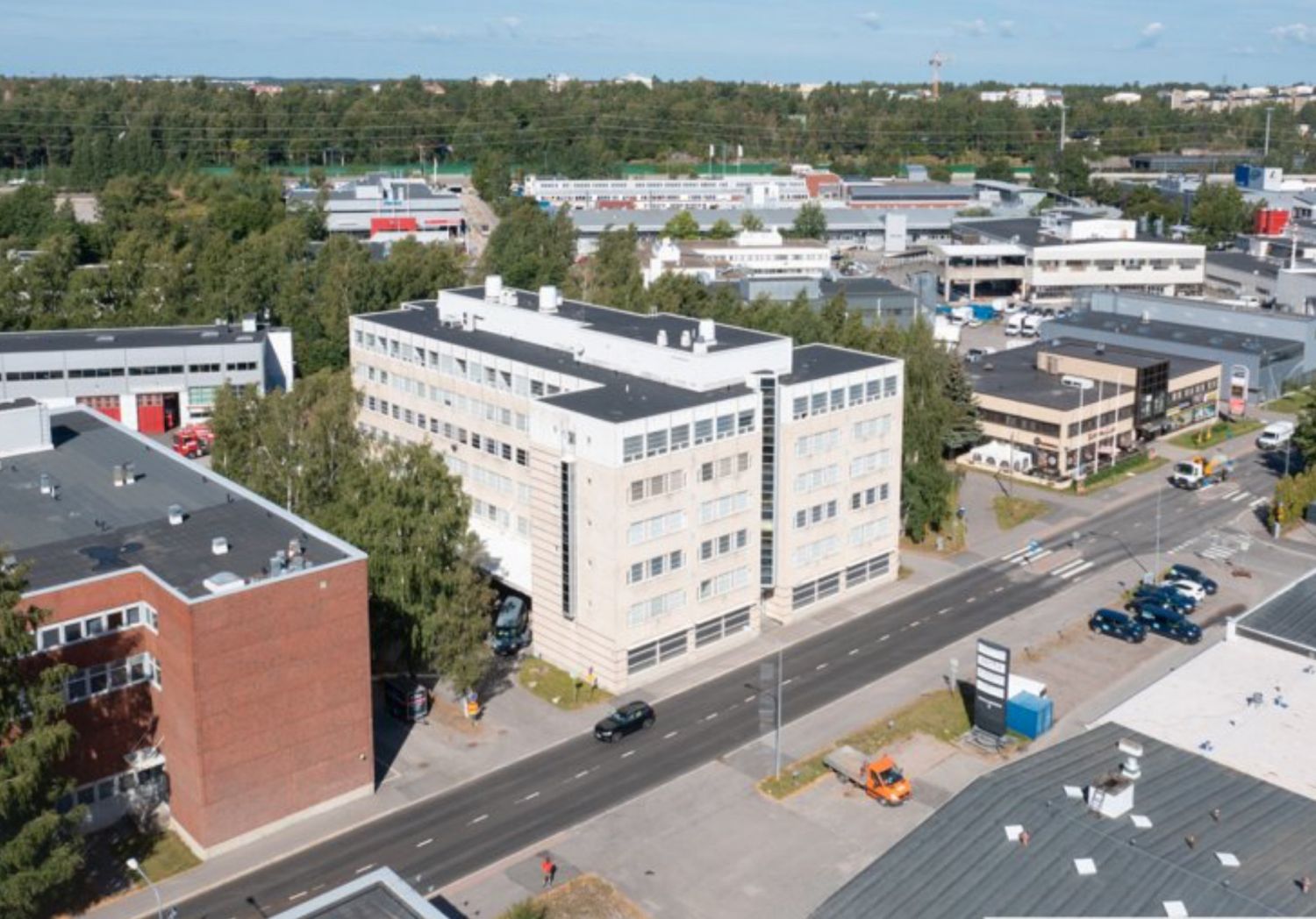 Vuokrataan peruskuntoinen 352m2 toimistotila Herttoniemen teollisuusalueella. Tilassa on eri kokoisia toimistohuoneita. ...