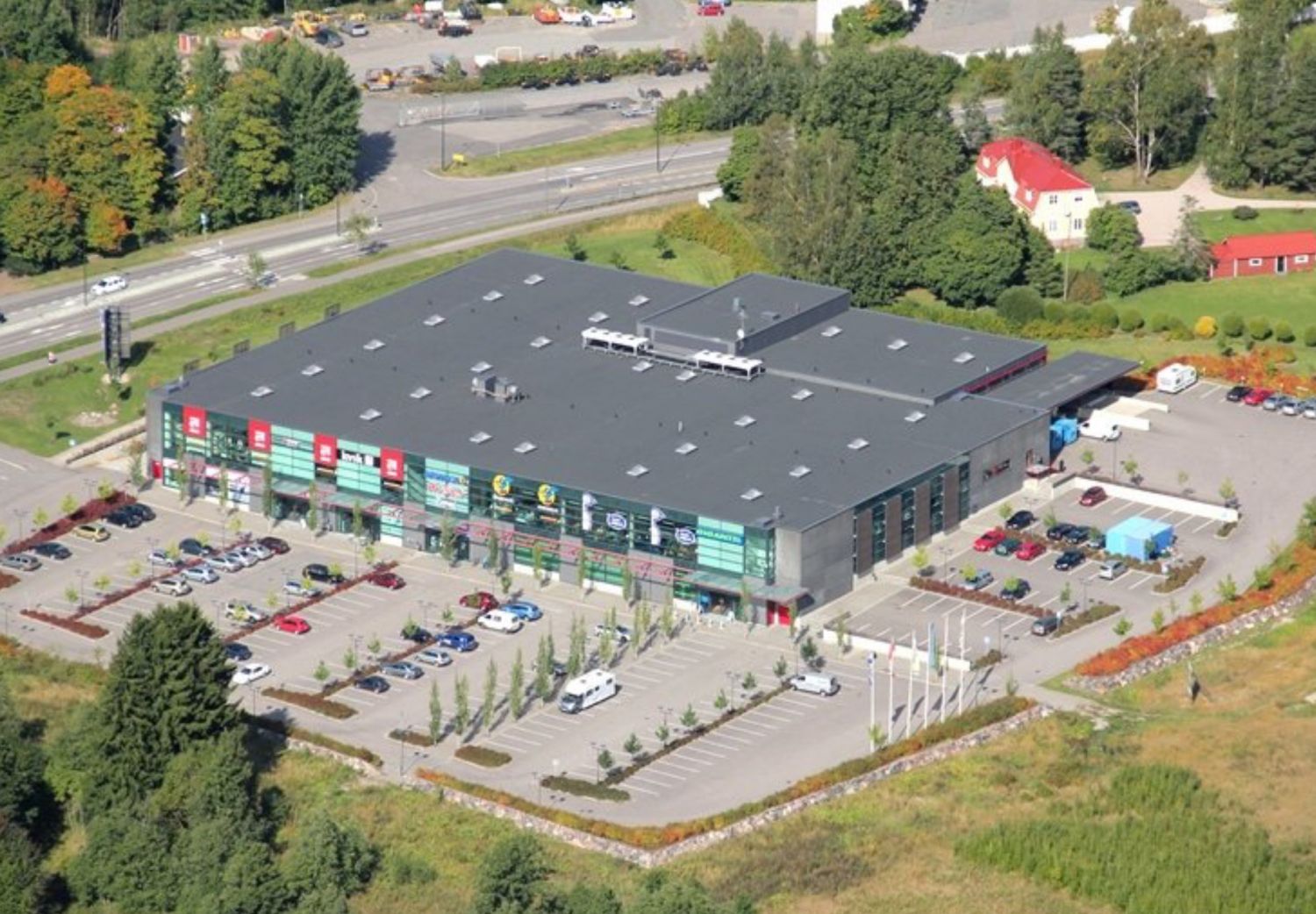 Vuokrataan tilava toisen kerroksen liiketila Kehä III ja Turunväylän vieressä sijaitsevassa, kodin sisustukseen keskitty...