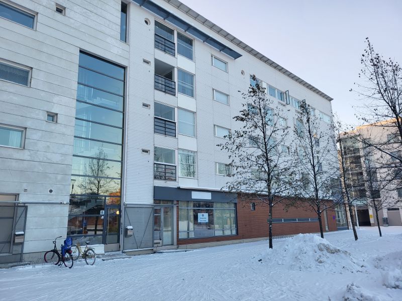 Vuokrataan siistissä kunnossa oleva liike-/toimistokäyttöön sopiva huoneisto Oulun kauppahallia vastapäätä! Isot näyteikkunat kauppahallille päin.Paikka ja sijainti ovat upeat varsinkin kesäaikaan. Ydinkeskustankin palvelut kiven heiton päässä.