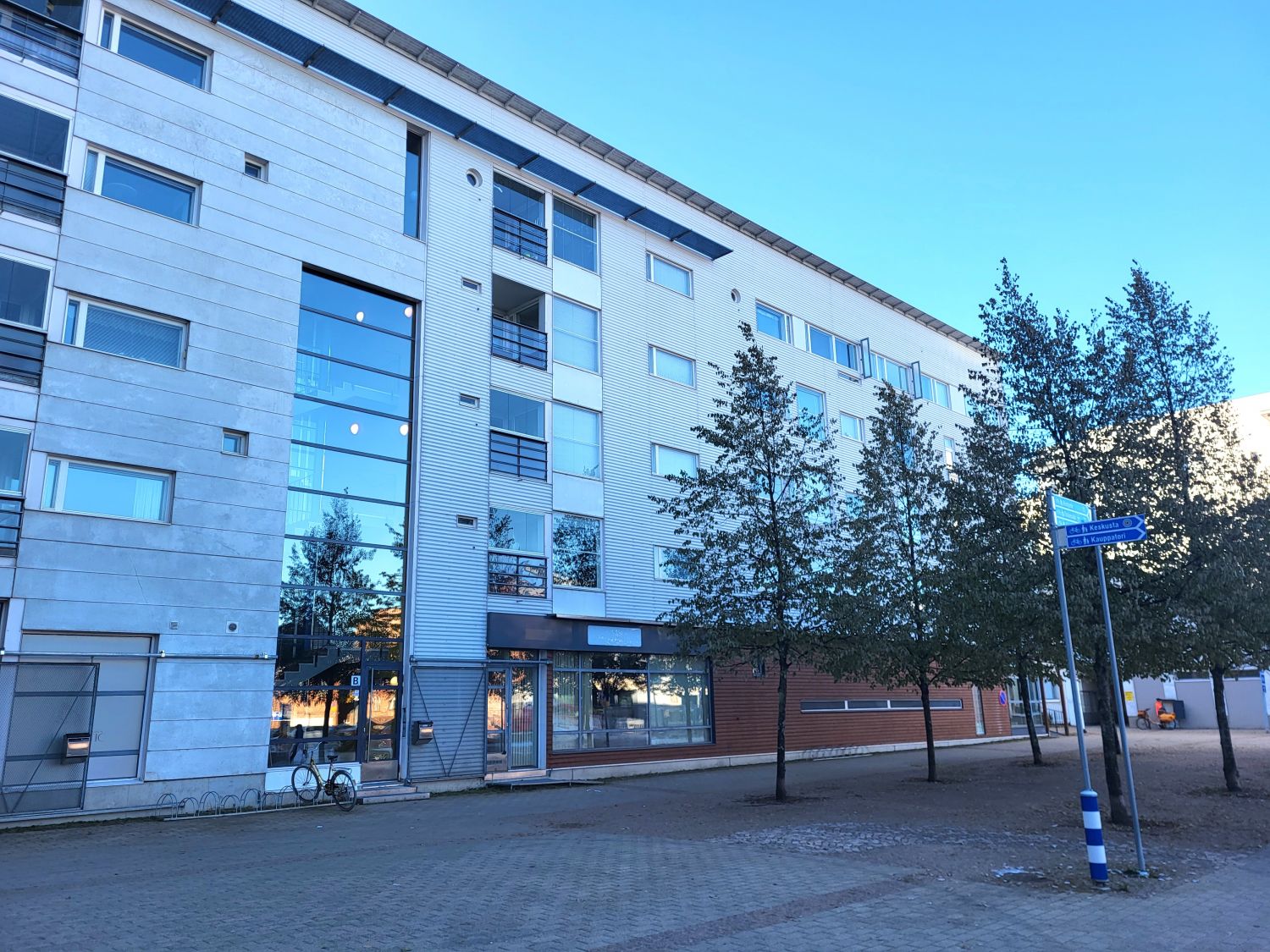 Vuokrataan siistissä kunnossa oleva liike-/toimistokäyttöön sopiva huoneisto Oulun kauppahallia vastapäätä! Isot näyteikkunat kauppahallille päin.Paikka ja sijainti ovat upeat varsinkin kesäaikaan. Ydinkeskustankin palvelut kiven heiton päässä.