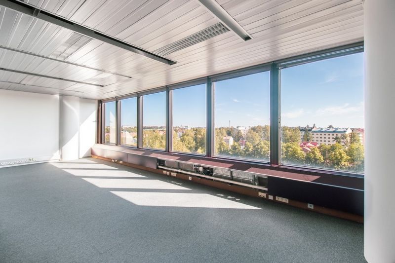 Suuret ikkunat ja paljon luonnonvaloa. Kuva kiinteistöstä.