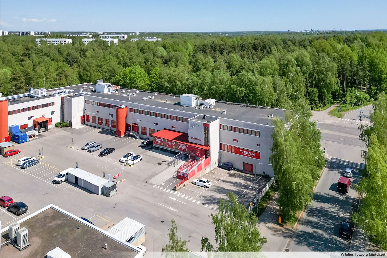 Vuokrattavana monik&auml;ytt&ouml;ist&auml; toimitilaa tavarahissill&auml; Helsingin Kurkim&auml;est&auml;. Tila soveltuu erinomaisesti esimerkiksi liikunta, virkistys, sivistys tai ty&ouml;skentely k&auml;ytt&ouml;&ouml;n. Tilassa raakapinnat ovat nyt paljaina. Toimitila rakennetaan yhdess&auml; vu...