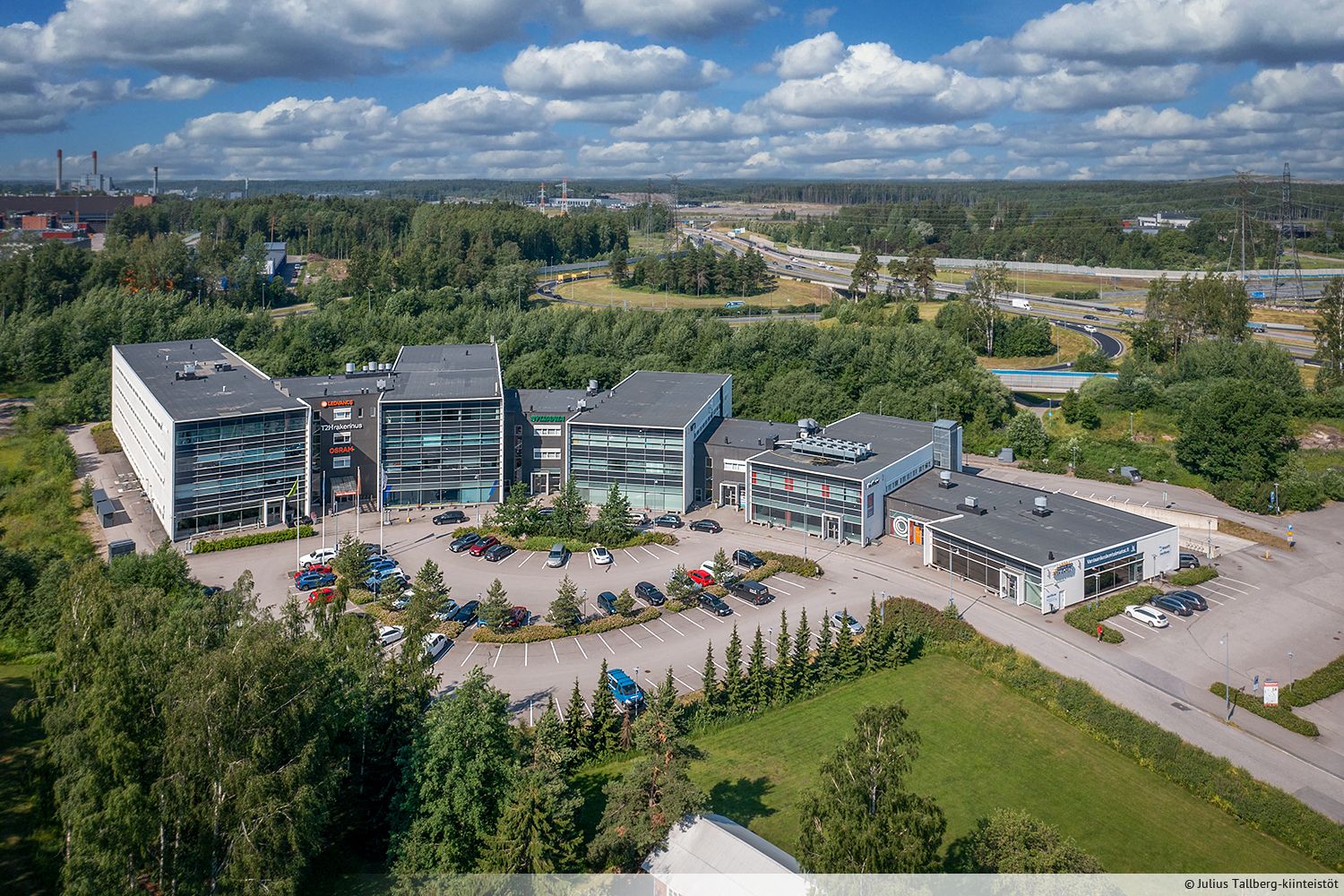 10-100 m&sup2; pientoimistoja vuokrattavana Vantaankoskella Keh&auml;mylly Business Parkissa, kiinteist&ouml;n ensimm&auml;isess&auml; kerroksessa. Toimistot koostuvat erillisist&auml; huoneista ja avotilasta, ja kerroksessa on lis&auml;ksi keitti&ouml; ja wc-tilat. Keh&auml;myllyn loistava sijainti...