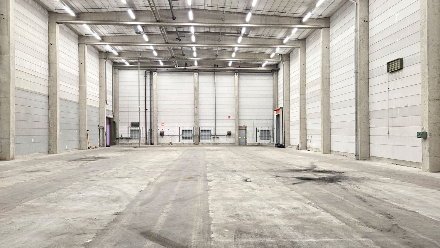 Korkeaa varastohallitilaa hyvien liikenneyhteyksien varrelta! Kuukausivuokra: 5 €/m²/kk + alv