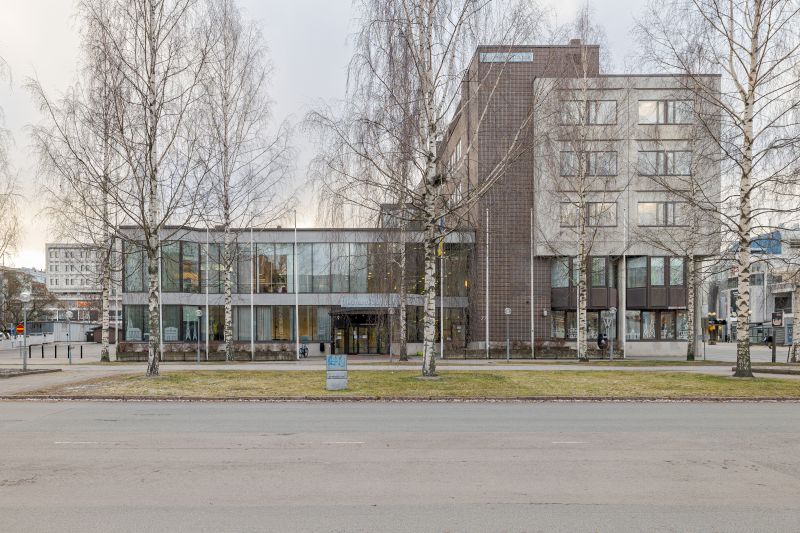 Myyntikohteena on Lahden keskustassa sijaitseva moderni ja jäähdytyksellä varustettu oppilaitos-/toimistokiinteistö, joka on valmistunut vuonna 1981 ja voimakkaasti saneerattu 2011 oppilaitoskäyttöön. Viiden maanpäällisen kerroksen lisäksi rakennuksessa on maanalainen kellarikerros.Kohteen välittöm...