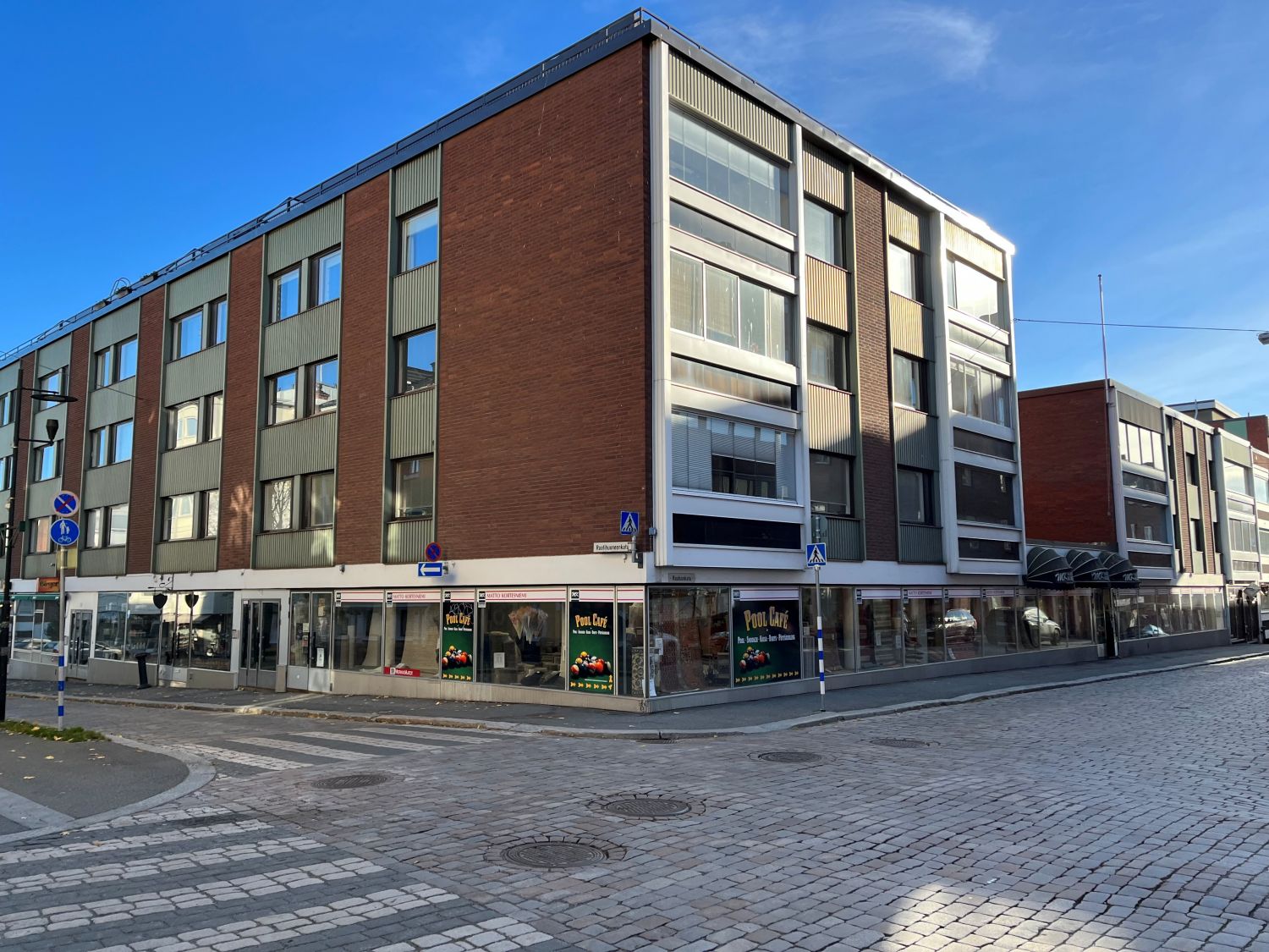 Myydään liikehuoneisto Hämeenlinnan keskustasta.Hyvin hoidettu 1974 rakennettu taloyhtiö. Yhtiö on omatonttinen. Energiatehokkuusluokka C.Liikehuoneisto on kulmahuoneisto Raatihuoneenkadun ja Rauhankadun kulmauksessa. Tilaan on kaksi erillistä sisäänkäyntiä.Liikehuoneisto on vuokrattu. Sopimus...