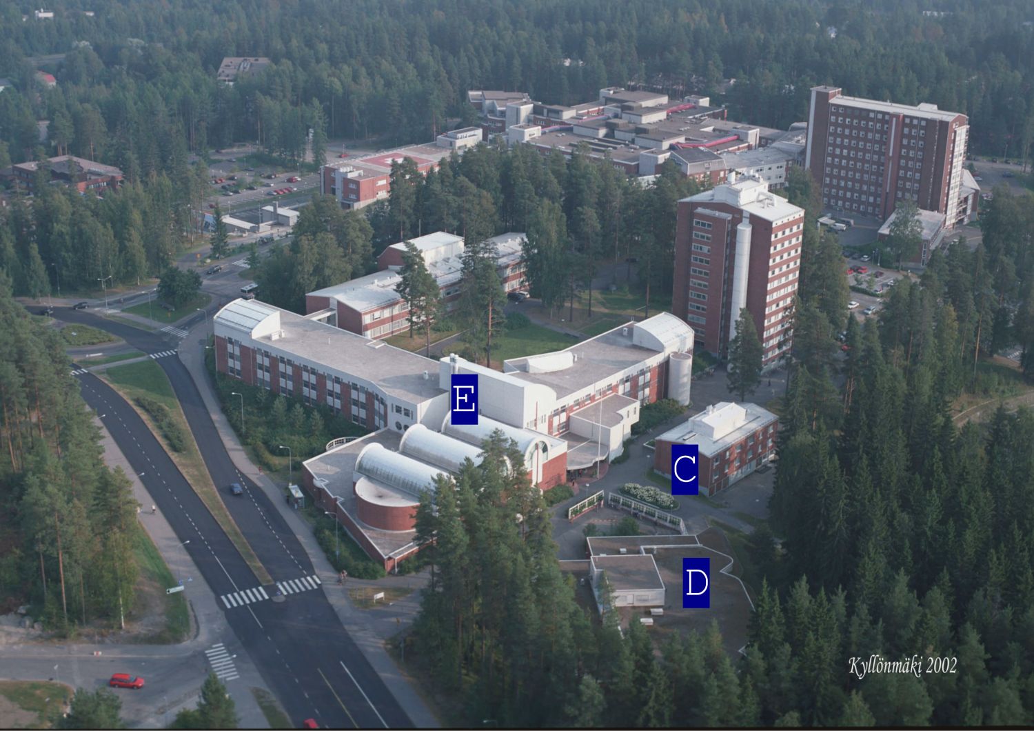 Ravintolakeittiö laitteineen - iso ruokasali ja oheistilat valmiina