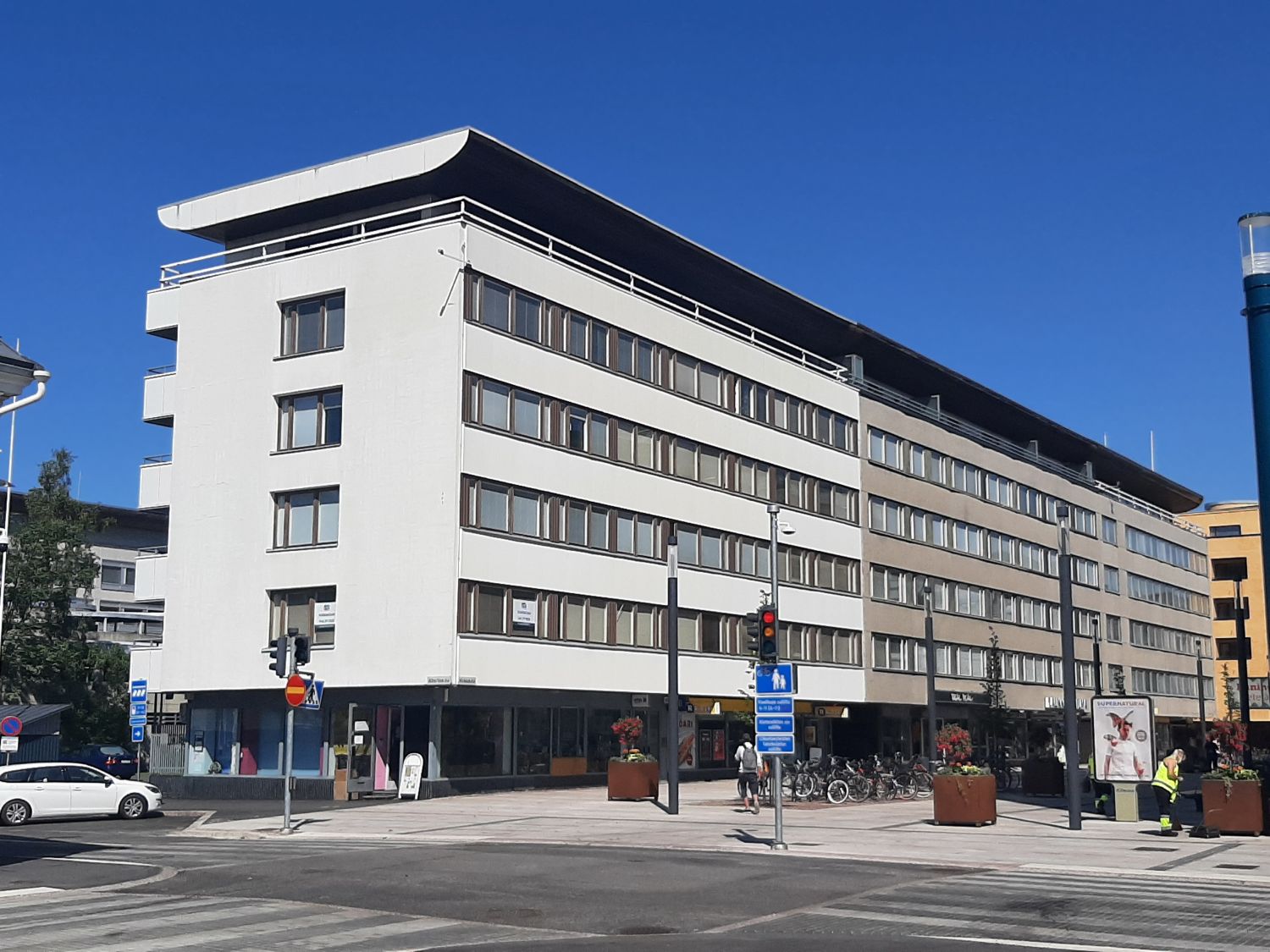 Vuokrataan Rotuaarilta heinäpään puoleisesta päästä siisti ja selkeä liiketila.
Paikalla on toiminut pitkään R-kioski ja...