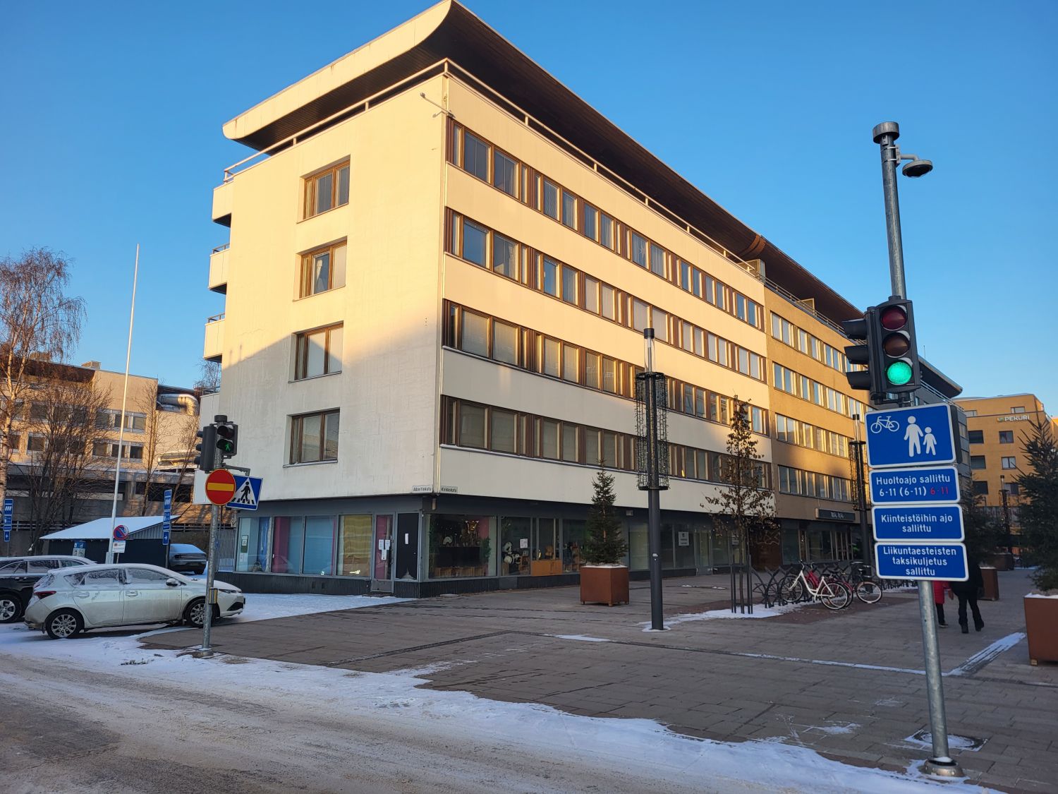 Vuokrataan Rotuaarilta heinäpään puoleisesta päästä siisti ja selkeä liiketila.Paikalla on toiminut pitkään R-kioski ja nyt huoneisto kaipaa uusia tuulia uuden vuokralaisen toimesta.Isot näyteikkunat Rotuaarille tuo liiketilalle runsaasti valoa ja näkyvyyttä.