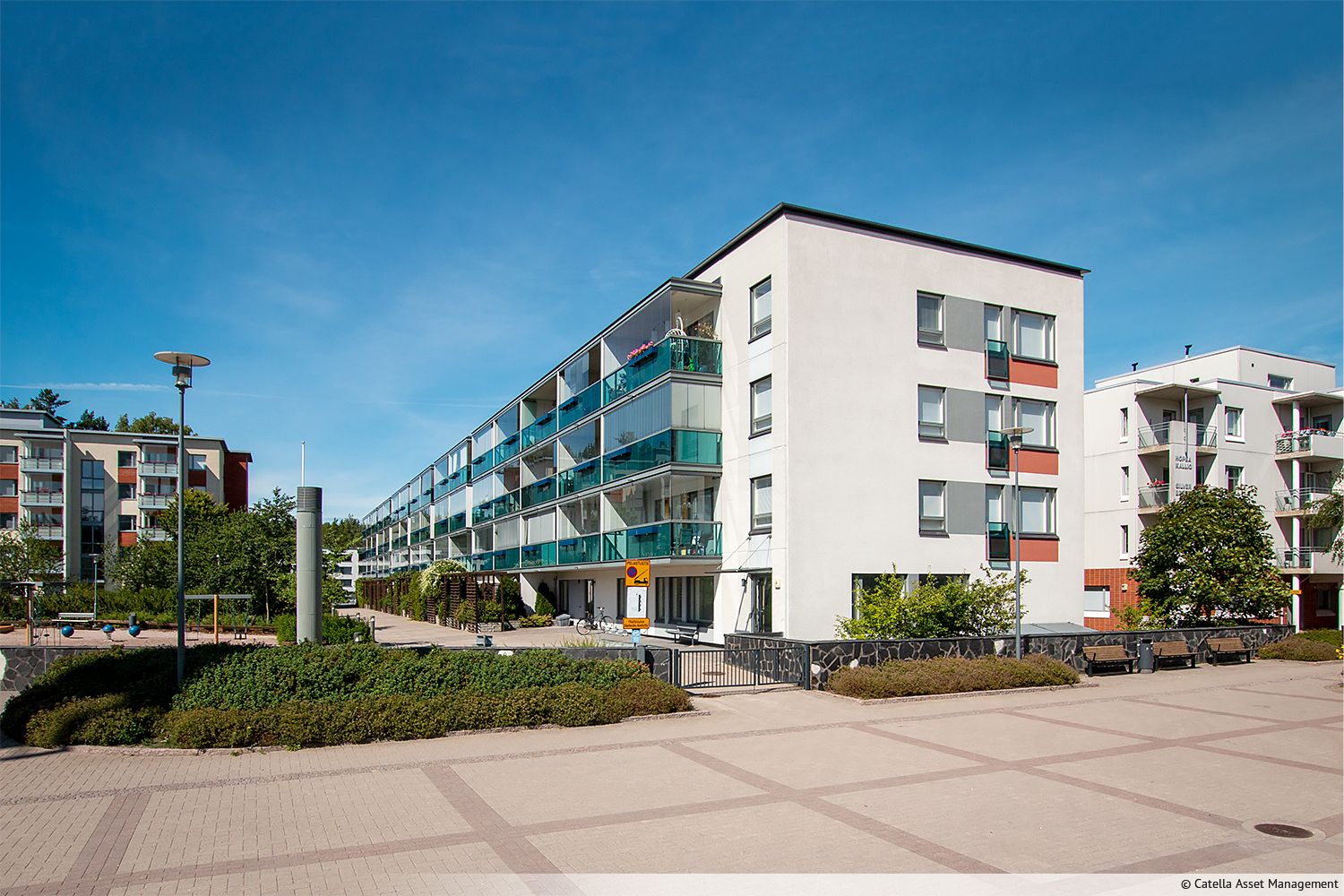 Myyd&auml;&auml;n tai vuokrataan liikehuoneisto asuinkerrostalon katutasossa. T&auml;m&auml; toimitila soveltuu hyvin esim. palveluliiketoiminnan k&auml;ytt&ouml;&ouml;n tai toimistoksi. Tila sijaitsee talon etel&auml;p&auml;&auml;dyss&auml;, aivan Karakalliontorin laidalla. &nbsp;Ota yhteytt&auml; ...