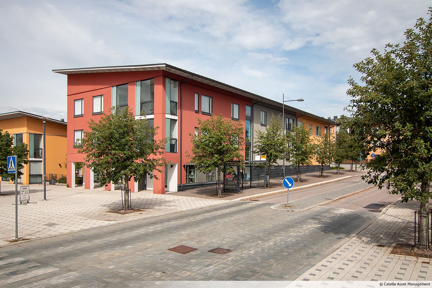 Myyd&auml;&auml;n tai vuokrataan asuinkiinteist&ouml;n katutasossa sijaitseva liikehuoneisto.Tila sijaitsee n&auml;kyv&auml;ll&auml; ja helposti saavutettavalla paikalla, talon etel&auml;p&auml;&auml;dyss&auml;.&nbsp;Ota yhteytt&auml; ja kysy tarkemmat myynti- tai vuokraustiedot!