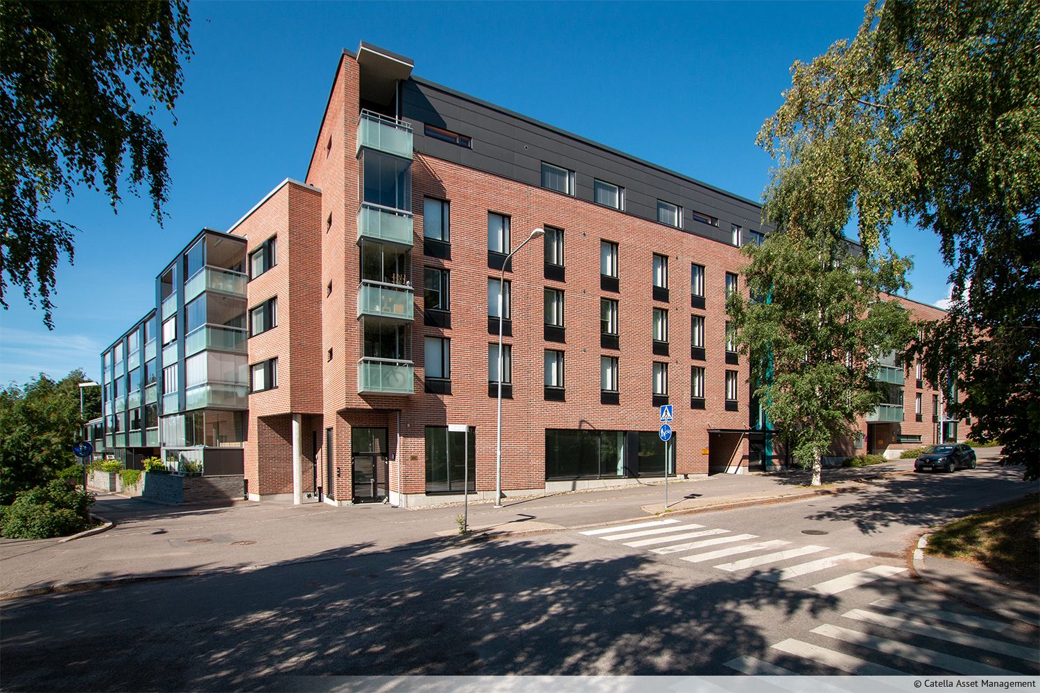 Myydään tai vuokrataan uusi katutason liiketila Helsingin Oulunkylässä. Tämä toimitila sijaitsee rauhallisella paikalla kadun päässä. Tila soveltuu esimerkiksi myymäläksi, showroomiksi tai palveluliiketoimintaan.  Ota yhteyttä ja kysy ...