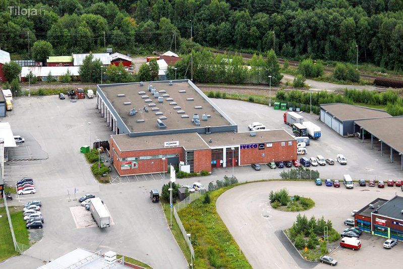 Vuokrattavana korkeaa, tilavaa  autokorjaamo-/tuotantotilaa Turun Länsikeskuksessa.