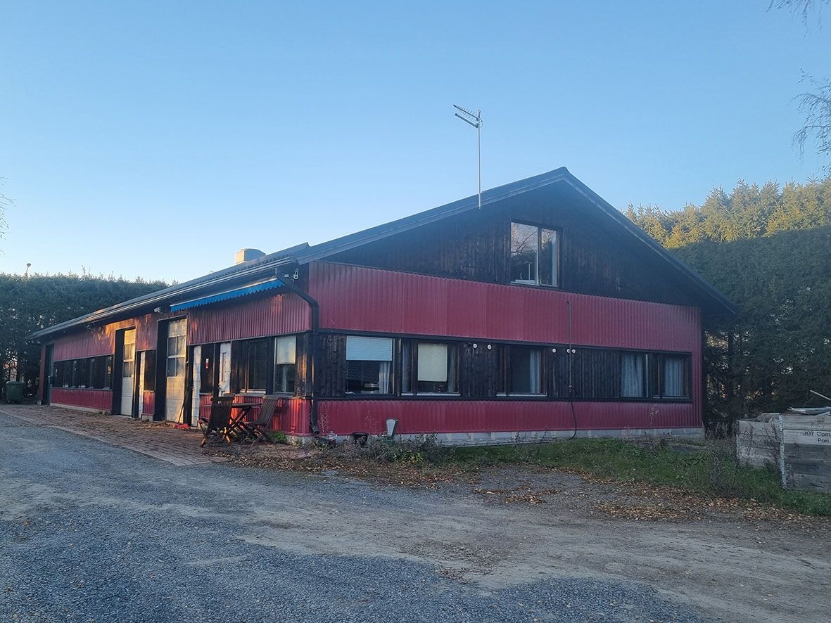 Myydään työ- ja varastotila Ylöjärven Siivikkalasta. Teollisuushallin pinta-ala on noin 309 m2 (ulkomitat). Vuokraoikeus tonttiin 4000 m2 (12/2040 asti).Hallin rv. 1995. Tiloihin on 3 nosto-ovea, toimisto 2 h + kk. Vapaa korkeus noin 3,5 m. Säilytystiloja 2. kerroksessa.Sähkölämmitys ja ilmalä...