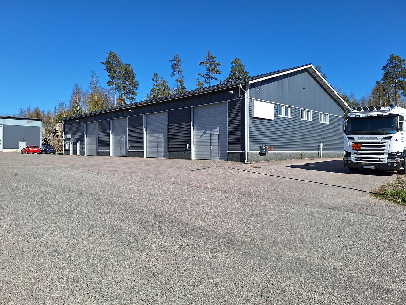 Myynnissä laadukas hallikiinteistö omalla korjaamo- ja pesuhallilla Porvoossa! Velaton myyntihinta: 839’000 €