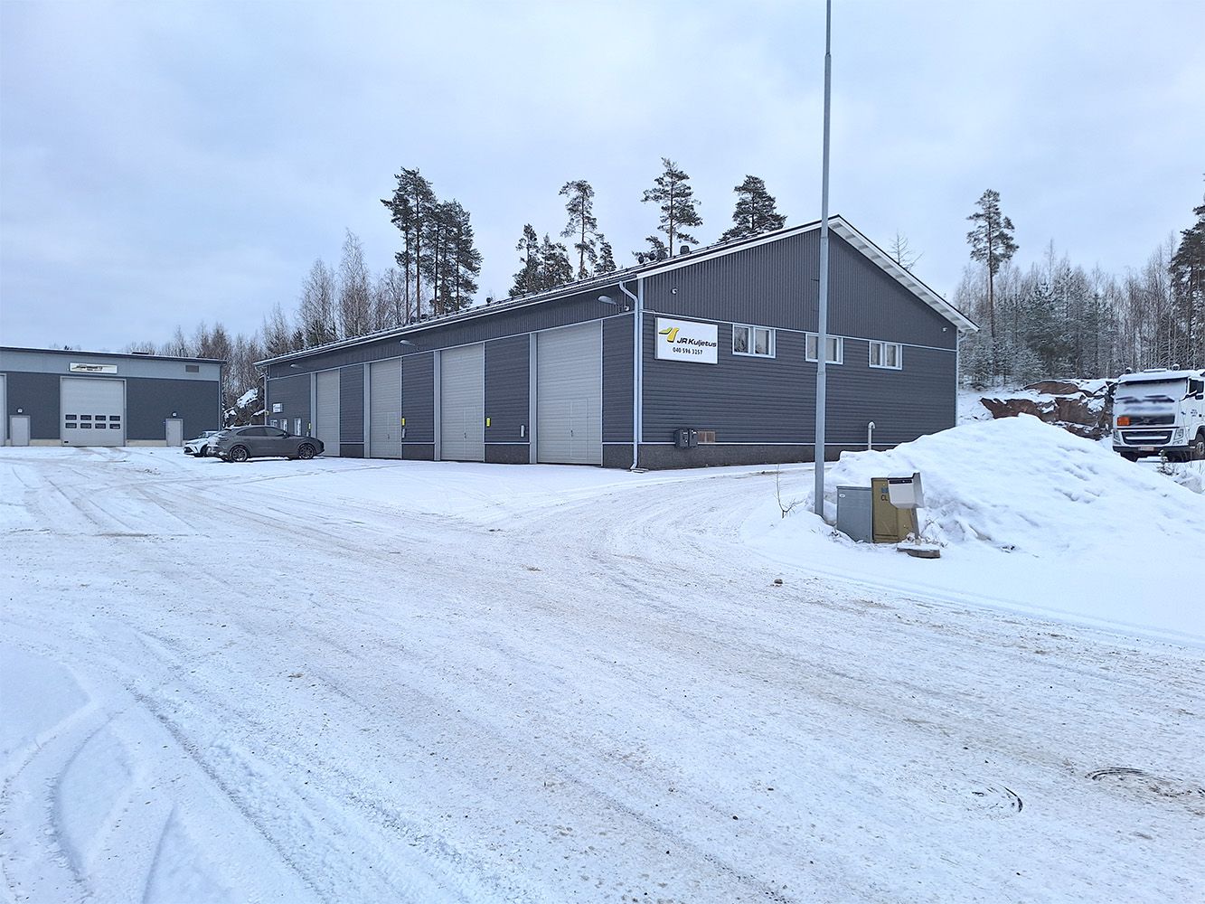 Myynnissä laadukas hallikiinteistö omalla korjaamo- ja pesuhallilla Porvoossa! Velaton myyntihinta: 839’000 €