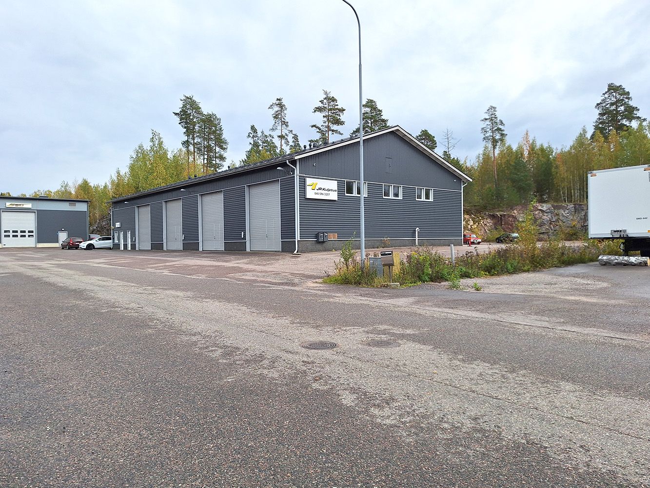 Myynnissä laadukas hallikiinteistö omalla korjaamo- ja pesuhallilla Porvoossa! Velaton myyntihinta: 799’000 €