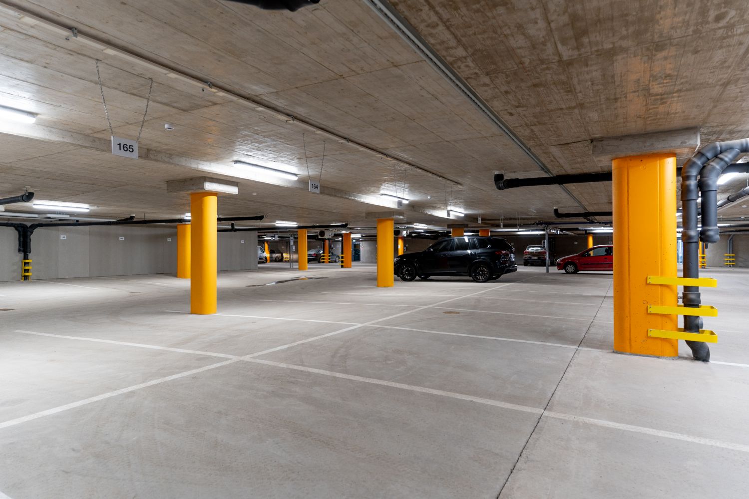 Vuokrataan Turun Tehtaanpihan uudisrakennusten pysäköintihallista (Ketarantie 39a) autopaikkoja. Sisäänajo rauhalliselta kadulta Ketarantien puolelta. Pysäköintihalli on tilava ja valoisa, nosto-ovi avautuu sähköisesti ToloGo-sovelluksen avulla.Tästä kohteesta voit olla yhteydessä Turun seudun vuo...