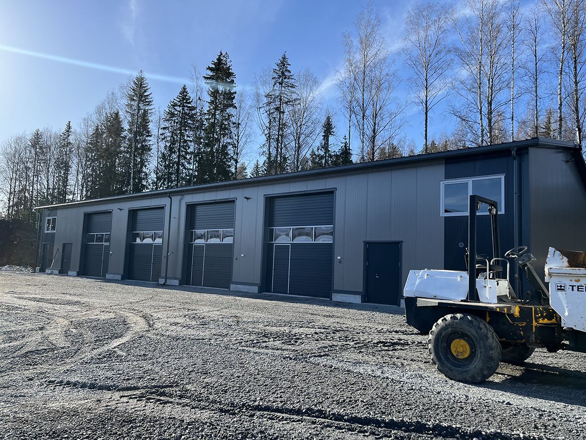 Vuokrataan noin 170 - 540 m2 tuotanto/varastotilaa Nokialta.Tilan korkeus noin 4,4 - 6,15 m. Ovet 4 kpl (mitat 4,0 m x 4,5 m). Ovet toimivat kaukosäätimellä.Maalämpö lattiakierrolla, vuokraan sisältyy sovittu määrä lämpöenergiaa. Iv-koneellinen poistopuhallus. Lattia 150mm teräsbetonilaatta. S...