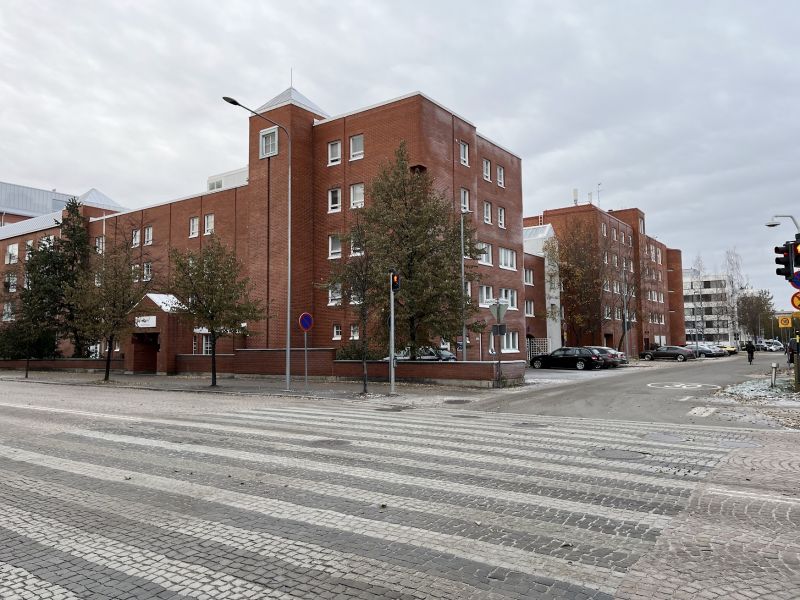 Oulussa ihan ydinkeskustan tuntumassa vapaata liiketilaa.Soveltuu hyvin  esim. majoitustilaksi, hoivatilaksi, toimistoiksi.kokonaisuudessaan 47 huonetta, saunaosasto kattoterassilla ja allasosasto
