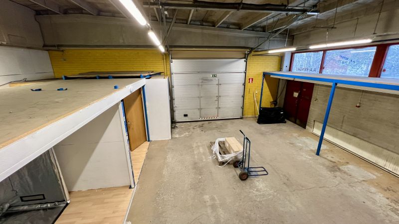 Hyvällä sijainnilla oleva lämmin nosto-ovellinen halli. Tämä tila sijaitsee rakennuksen tienpuoleisella sivulla, jossa on myös hyvä näkyvyys. Nosto-ovi n. (korkeus)3m x 4m. Pysäköinti kiinteistön yhteiselle pysäköintialueelle.