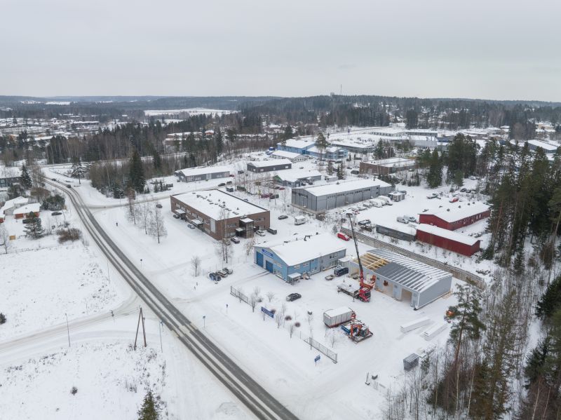Vuokrattavana uusi teollisuushalli, n. 95 m², Järvihaan teollisuusalueella Klaukkalassa. Hallin arvioitu valmistumisaika on 1.2.2024 mennessä.  