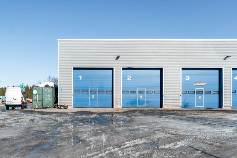 Kun etsinnässä on hallitilat Rovaniemellä, Ahjotie 18:n kohde on mainio valinta. Halli 1 ja 2 on neljän nosto-oven halli...