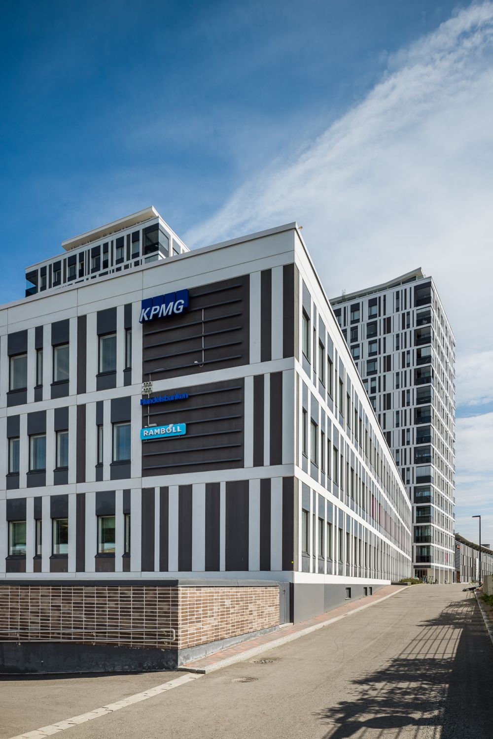 Toimistosiipi pyörätieltä 1