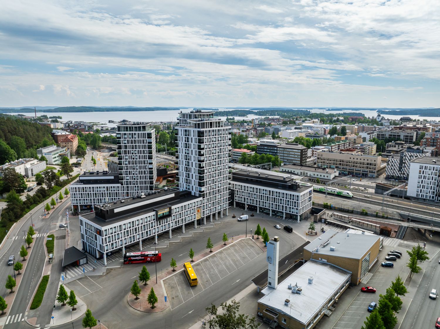 Vuokrataan kiinteistön B1 osan kolmannen kerroksen 110,80 m²:n monitoimitila, joka soveltuu esimerkiksi hieronta-kauneudenhoito tai terapiatilaksi . Kolme työhuonetta joissa omat vesipisteet ja tau...