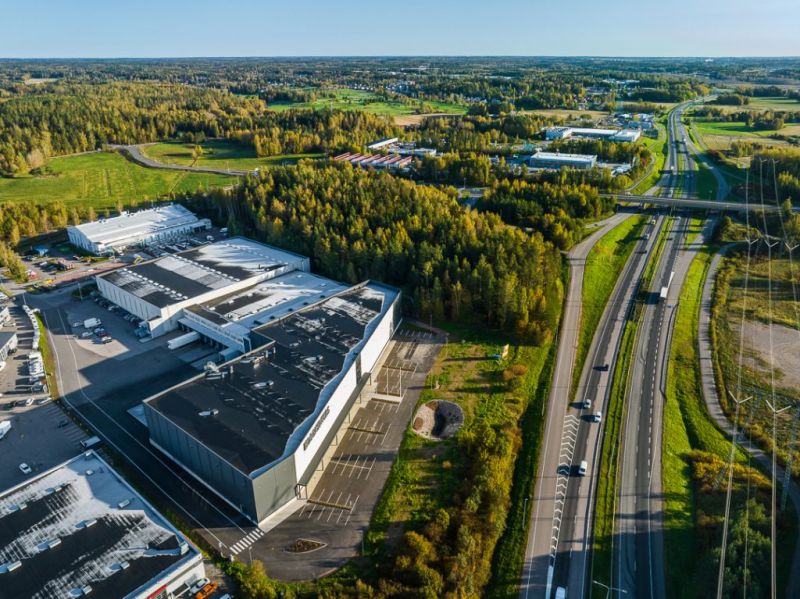 Näkyvällä paikalla kehä III:n varrella, lähellä Turun väylää sijaitseva uusi logistiikkakiinteistö.Vapaana 7300m2 varasto ja toimistotilat 11.70m korkeaa lavahyllyvarastoa 5.000m2, 6m korkeaa varastoa 1.700m2. Modernia toimistoa ja sosiaalitiloja 600m2. Kiinteistössä on useita lastaustaskuja sekä i...