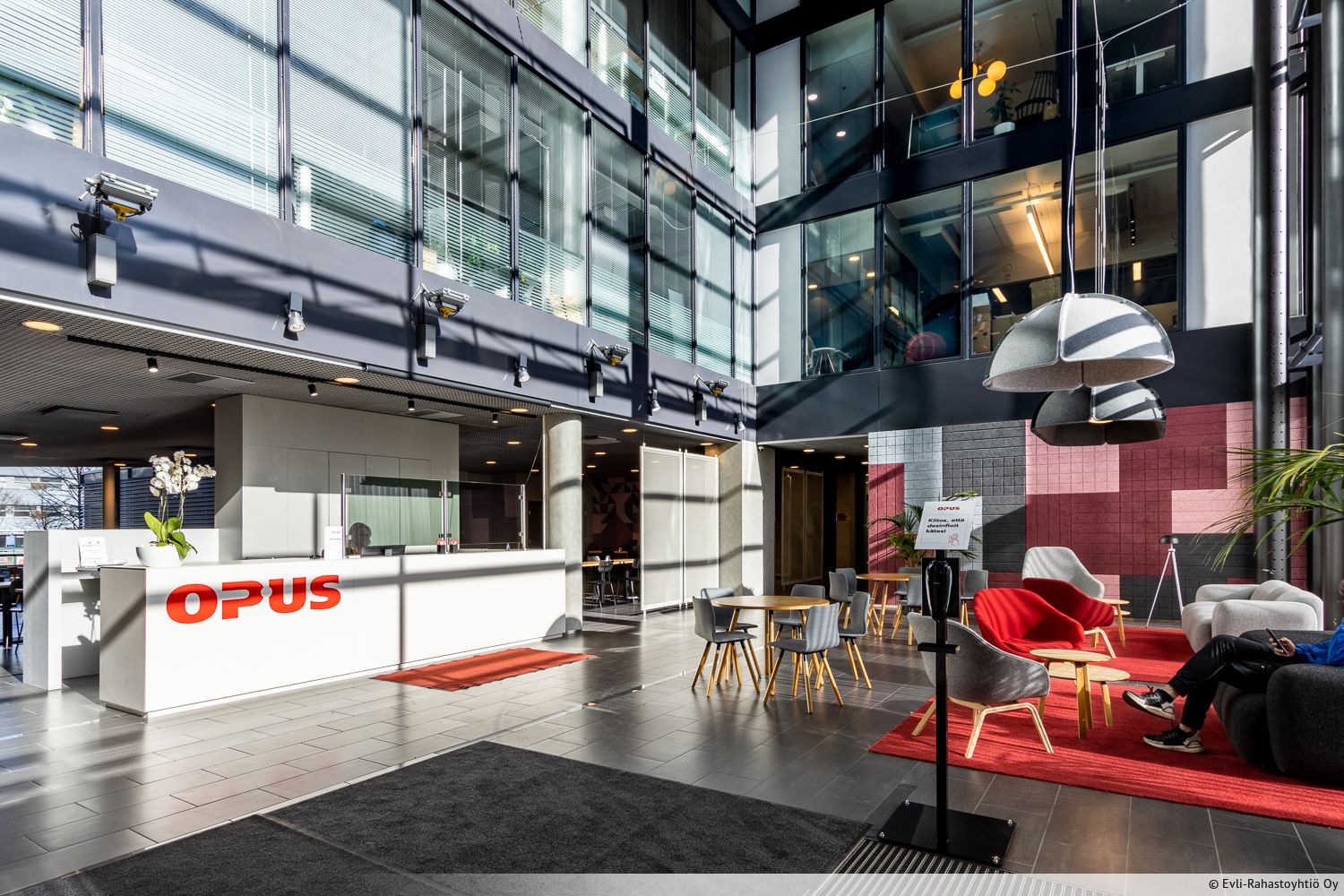 Vuokrataan Opus Business Parkin toisesta kerroksesta mahtava toimistotila. Tilaa on mahdollista muokata vuokralaisen tarpeiden mukaan. Opus Business Park tarjoaa vuokralaisilleen monipuoliset palvelut sek&auml; hyv&auml;t julkiset yhteydet, Herttoniemen metroasema ja It&auml;v&auml;yl&auml; sijaitse...